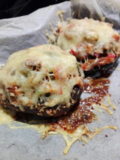 Una foto de Portobellos marinados rellenos