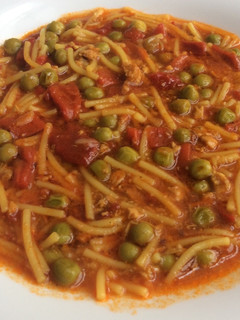 Una foto de Sopa de fideos y atún