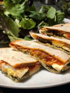 Una foto de Quesadillas de Kale con huevo y tomate 🌮🥗🌶