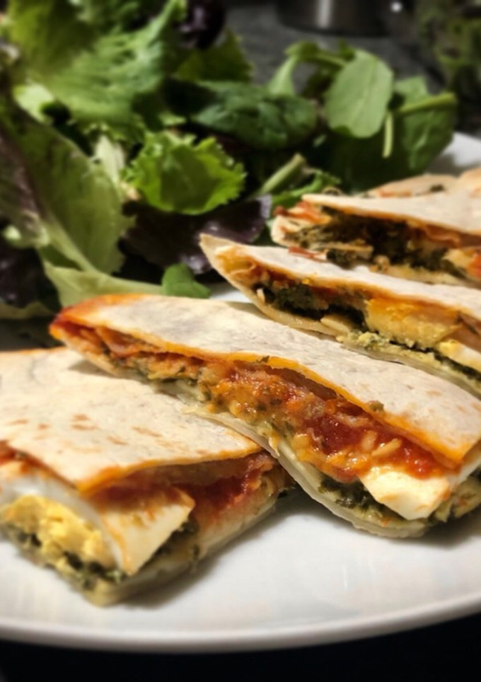 Una foto de Quesadillas de Kale con huevo y tomate 🌮🥗🌶