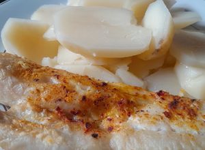 Una foto de Merluza Asada con Papas