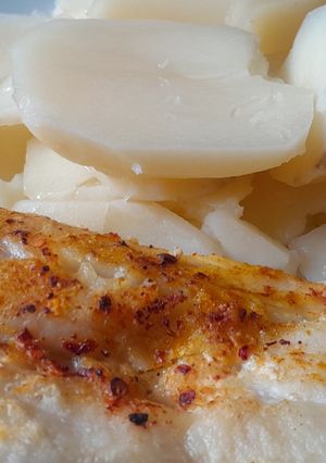 Una foto de Merluza Asada con Papas