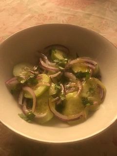 Una foto de Ensalada de pepino con cebolla