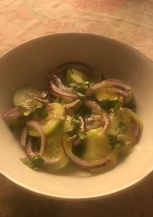 Una foto de Ensalada de pepino con cebolla