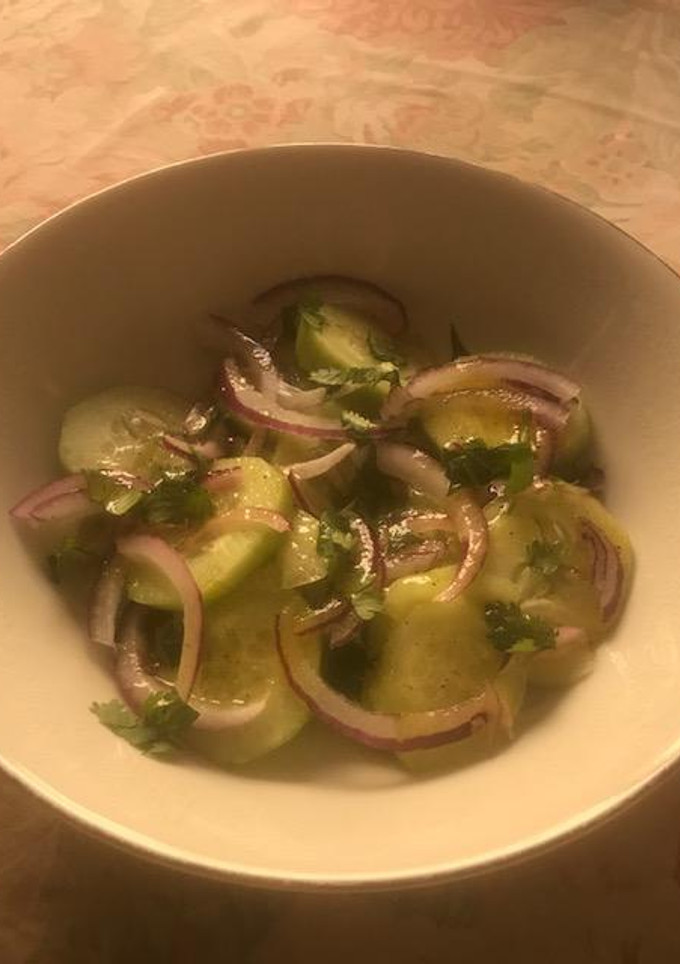 Una foto de Ensalada de pepino con cebolla
