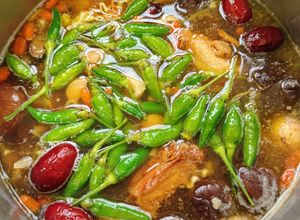 Hình của món Lẩu gà tiềm ớt hiểm.
