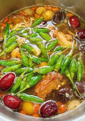 Hình của món Lẩu gà tiềm ớt hiểm.