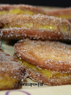 Una foto de Galletas fritas rellenas de crema