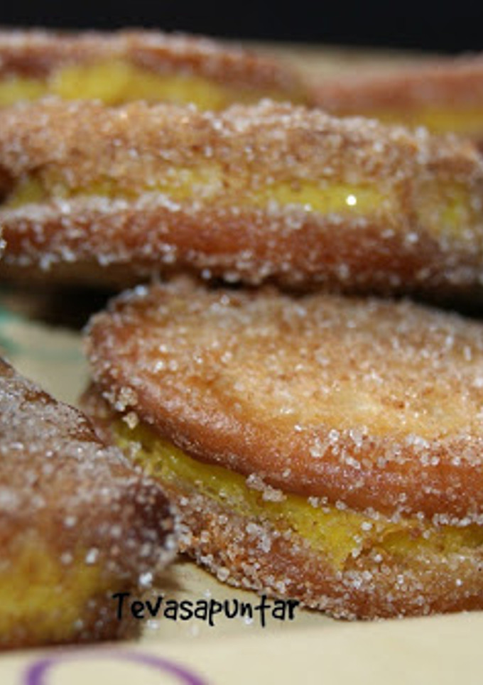 Una foto de Galletas fritas rellenas de crema
