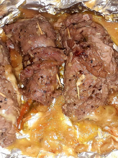 Una foto de Rollitos de res rellenos con queso y vegetales🥕🍅