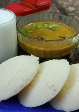 ઈડલી (idli recipe in Gujarati) રેસીપી મુખ્ય ફોટો