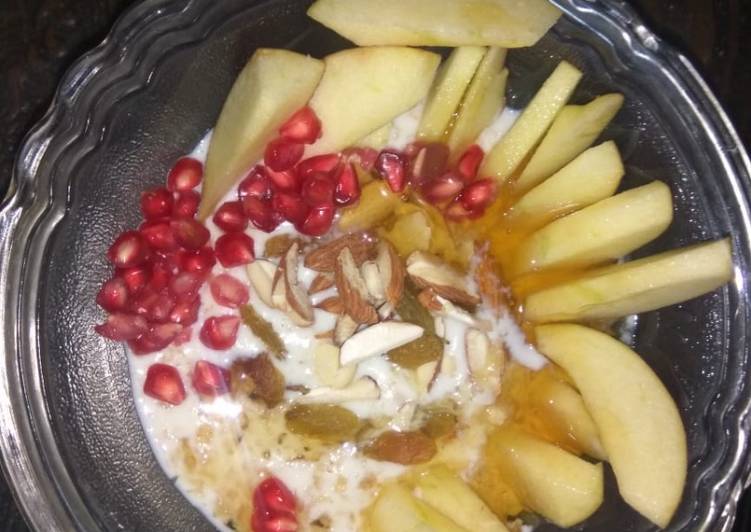 Recipe of Homemade Milk oats with fruits and nuts