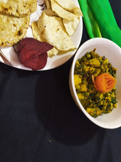 चने के साग आलू मटर की सब्जी (chane ke saag aloo matar ki sabzi recipe in Hindi) रेसिपी मुख्य फोटो