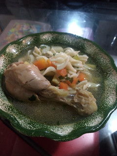Una foto de Caldo de pollo con pasta y verdura