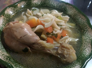 Una foto de Caldo de pollo con pasta y verdura