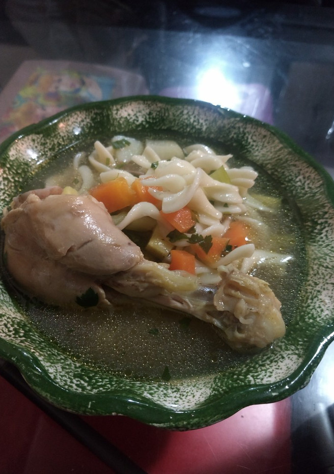 Una foto de Caldo de pollo con pasta y verdura