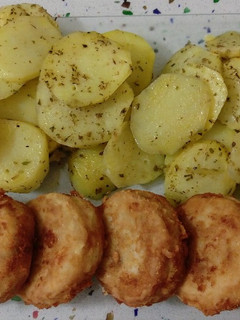 Una foto de Merluza frita y patatas al vapor