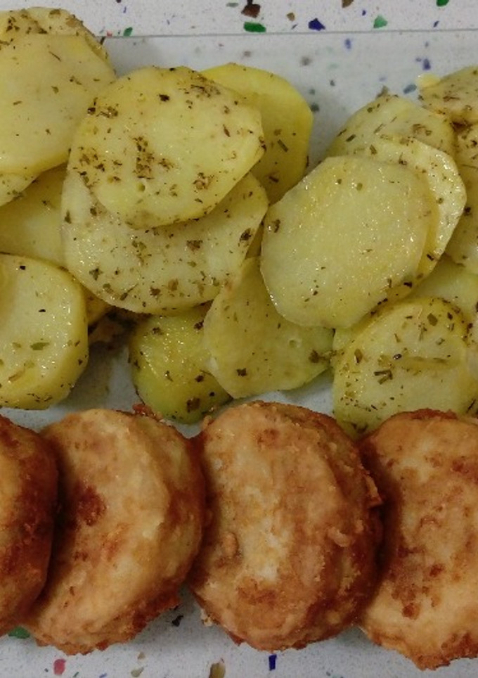 Una foto de Merluza frita y patatas al vapor