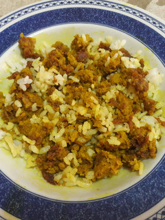 Una foto de "Huevos revueltos" con arroz y plátano veganos 🍳