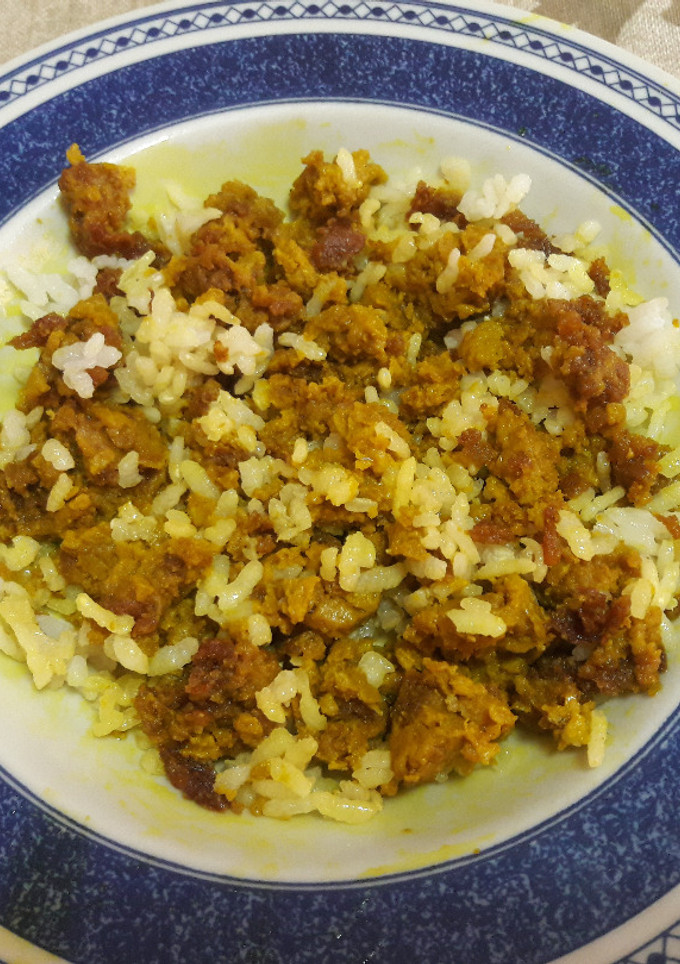 Una foto de "Huevos revueltos" con arroz y plátano veganos 🍳