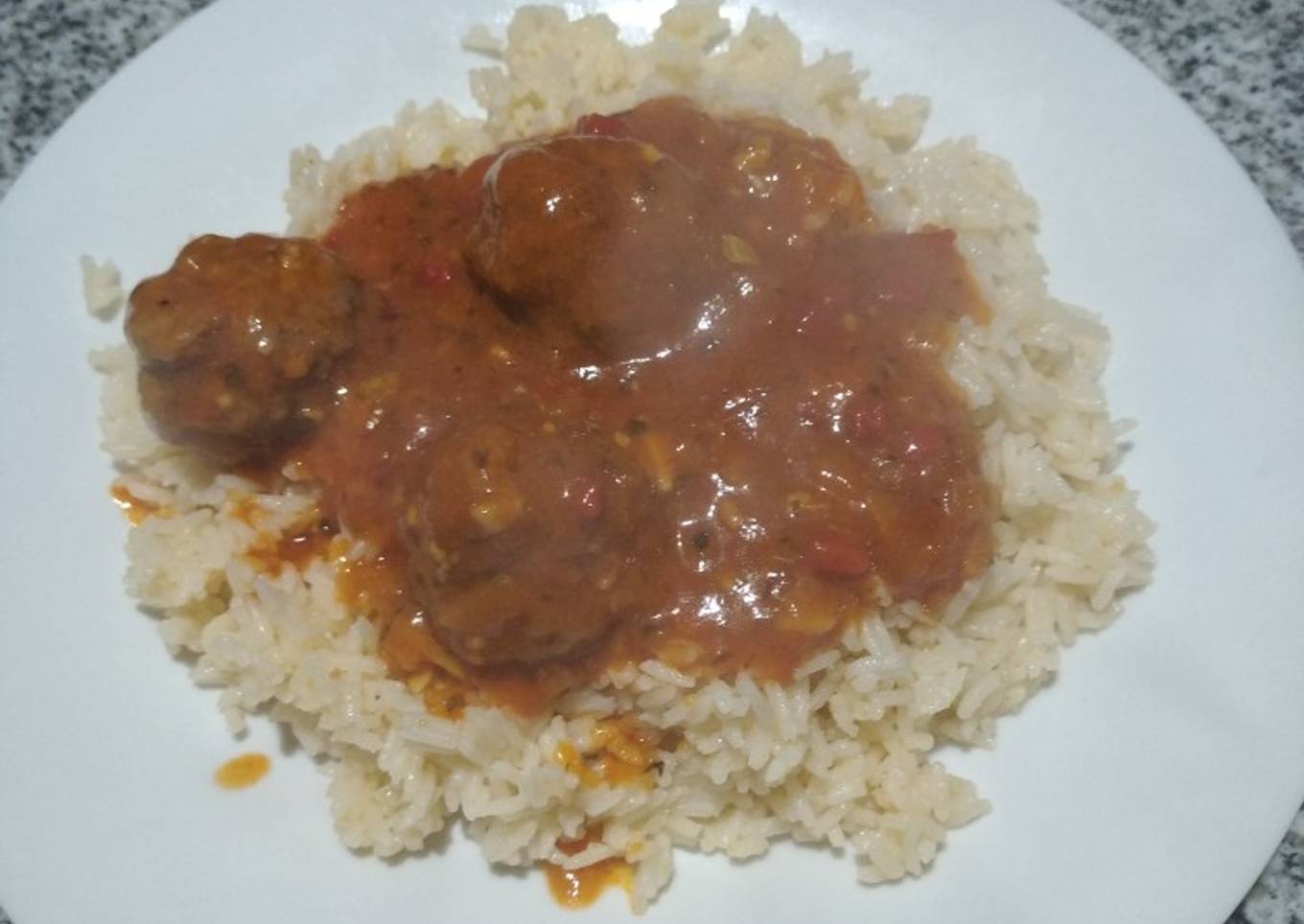 Alb贸ndigas con arroz salteado 馃構馃嚭馃嚲