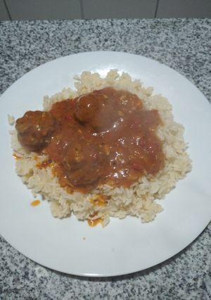 Una foto de Albóndigas con arroz salteado 😋🇺🇾