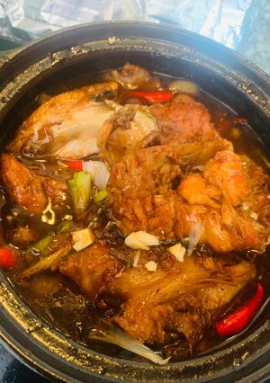Hình của món Cá hồi và ba rọi kho tiêu.