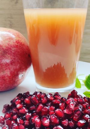 Foto di Pink drink al pompelmo rosa e melograno