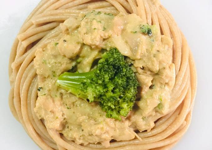 Recipe of Perfect Creamy Herb-Garlic Tuna &amp; Broccoli Pasta