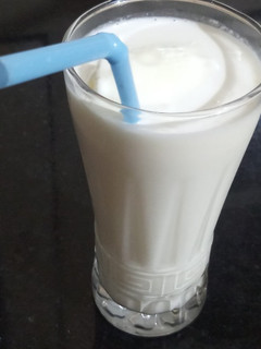 வெண்ணிலா ஐஸ்க்ரீம் மில்க் ஷேக் (Vannila icecream milkshake recipe in tamil) செய்முறை முக்கிய புகைப்படம்
