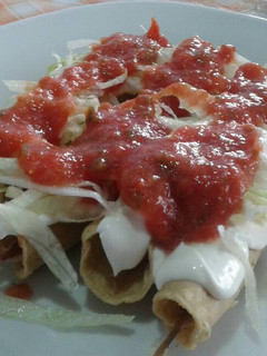 Una foto de Taquitos dorados de carne de res
