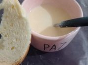 Una foto de polenta con leche