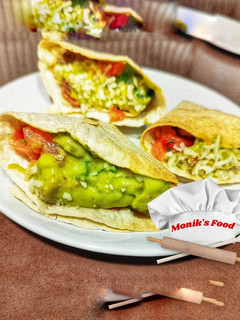 Una foto de Conitos de pollo y guacamole