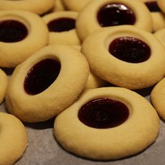 A picture of Queen cookies.