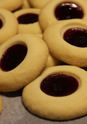 A picture of Queen cookies.