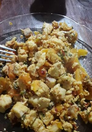 Una foto de Salteado de verduras y pollo