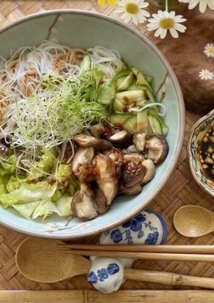 Hình của món 🌱 Bún Nước Tương Nấm Hương Nướng (Bún Trộn Chay).