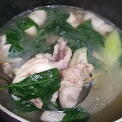 A picture of Tinolang Manok (Filipino Chicken ginger soup).