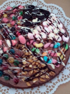 Una foto de Pizza de Brownie con gominolas