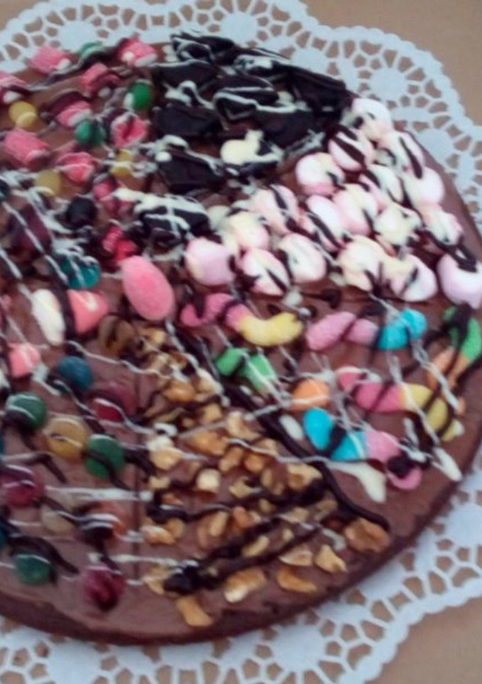 Una foto de Pizza de Brownie con gominolas