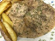Una foto de albondigas de carne en salsa de cebollas