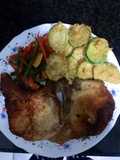 Chuletas de cerdo empanadas con piperrada y calabacín rebozado