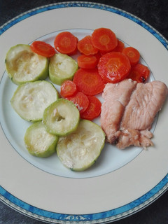 Una foto de Salmón con zanahoria y calabacín