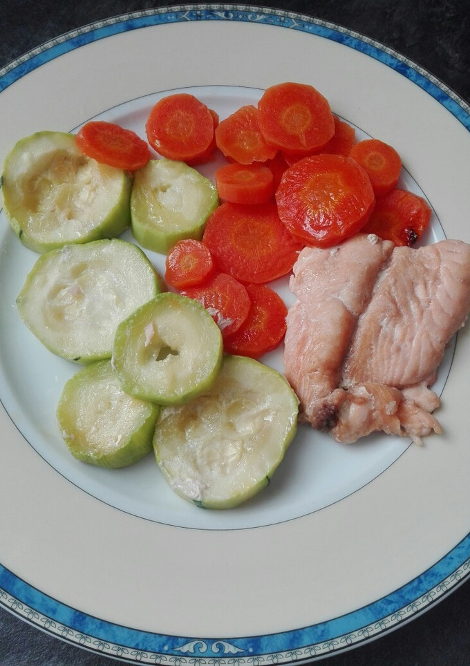 Una foto de Salmón con zanahoria y calabacín