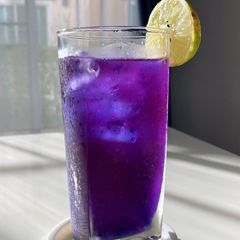 A picture of Butterfly Pea Lemon Soda.