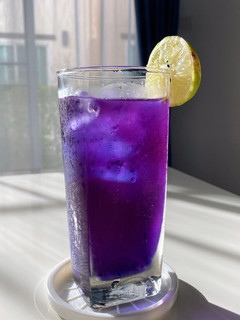 A picture of Butterfly Pea Lemon Soda.