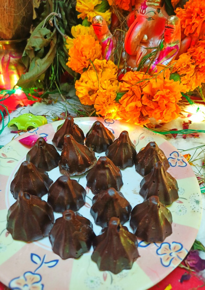 चॉकलेट मोदक (chocolate modak recipe in Hindi) रेसिपी मुख्य फोटो