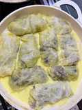 Hojas de repollo rellenas en crema