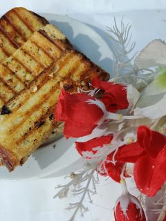 ग्रिल गार्लिक ब्रेड (Grill garlic bread recipe in Hindi) रेसिपी मुख्य फोटो