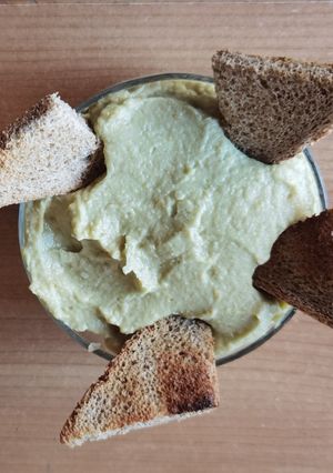 Una foto de Hummus de aguacate